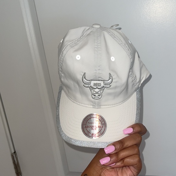 Brand New Bulls Mitchell & Ness Hat. - Picture 4 of 4